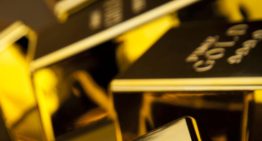 Oro con ligera baja a la espera de dato de inflación en EU