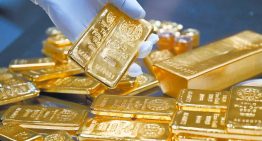 El oro sube ligeramente ante la debilidad del dólar