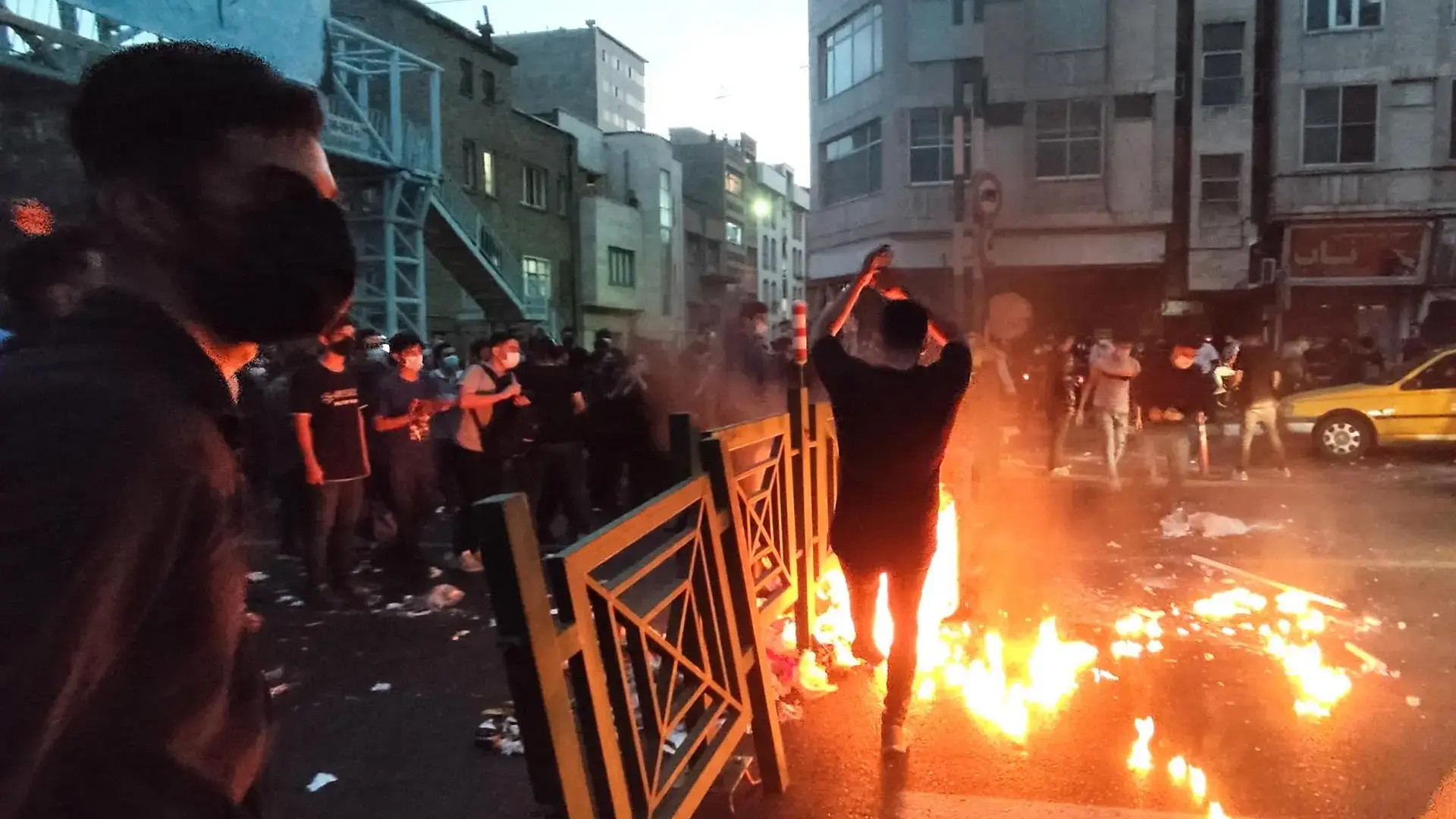 Flagelan y envían a prisión a dos mujeres que participaron en las protestas de Irán