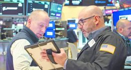 Wall Street suma tres días a la baja, en medio de alzas en el crudo y Bonos