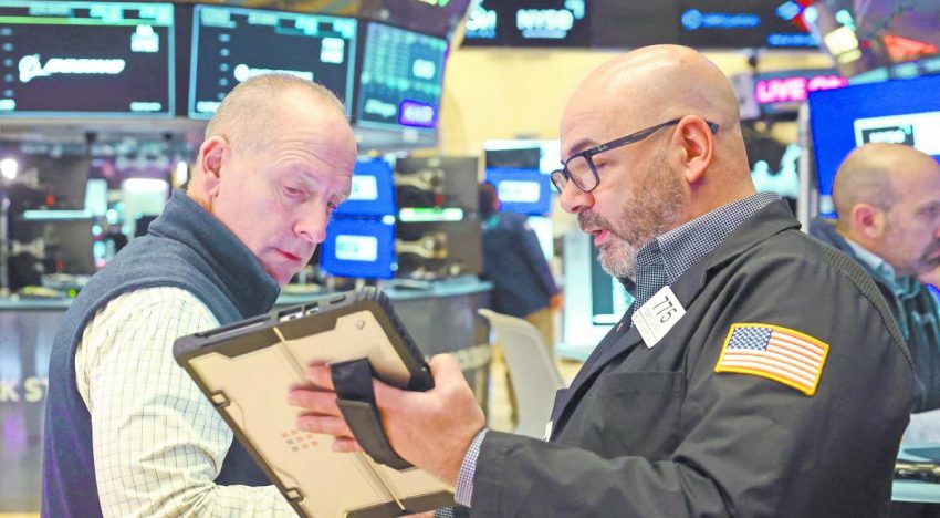 Wall Street suma tres días a la baja, en medio de alzas en el crudo y Bonos