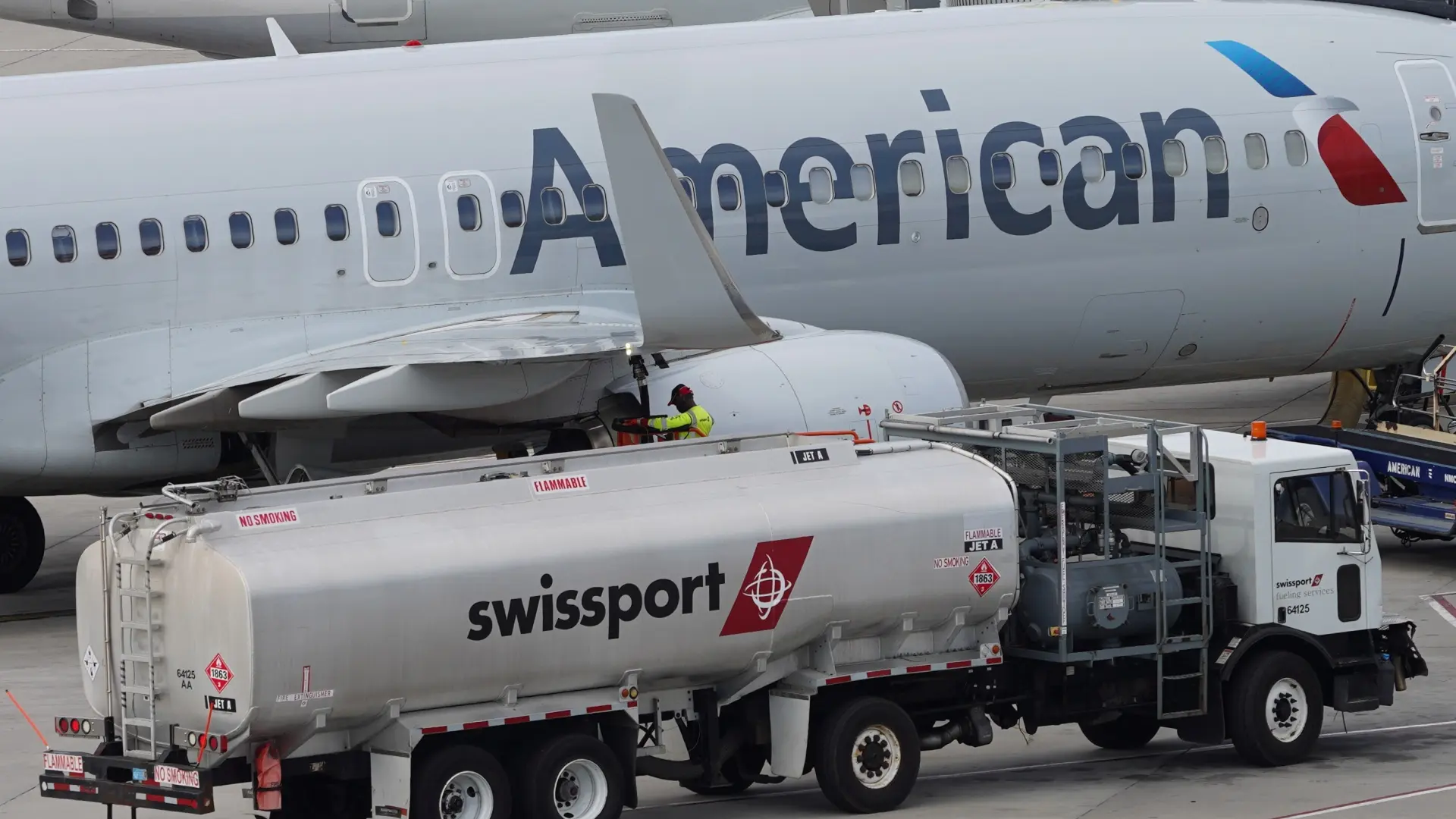 Los neumáticos de un avión de American Airlines explotan al aterrizar en Chicago
