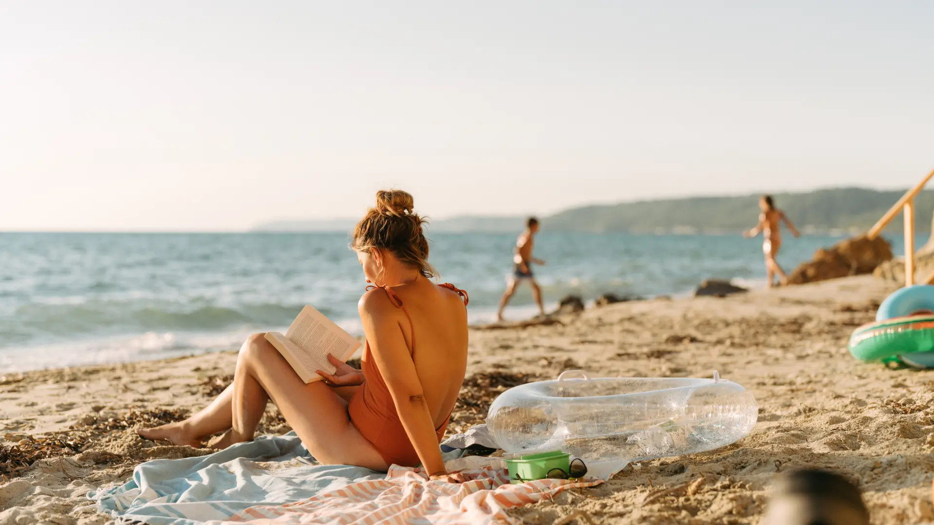 Los beneficios de leer en verano: fortalece el cerebro y mejora la salud mental