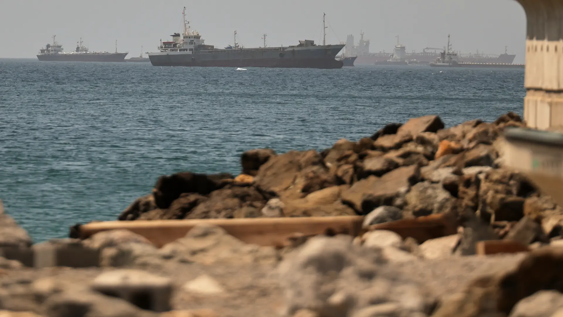 Un petrolero alcanzado por un proyectil en el estrecho de Ormuz pierde el control frente a la costa de Omán