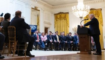 Trump ataca a periodista por preguntar sobre una asistente