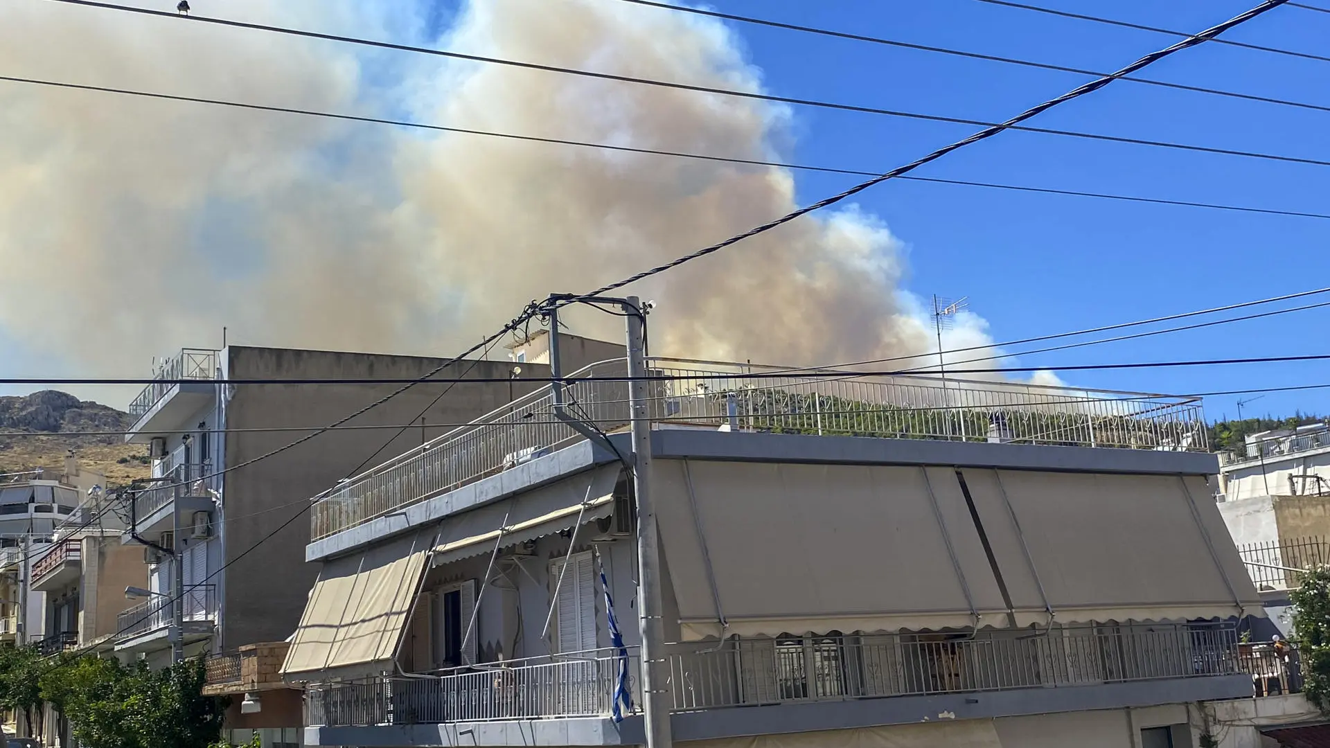 Las llamas amenazan Atenas mientras miles de bomberos luchan contra los incendios en toda Grecia