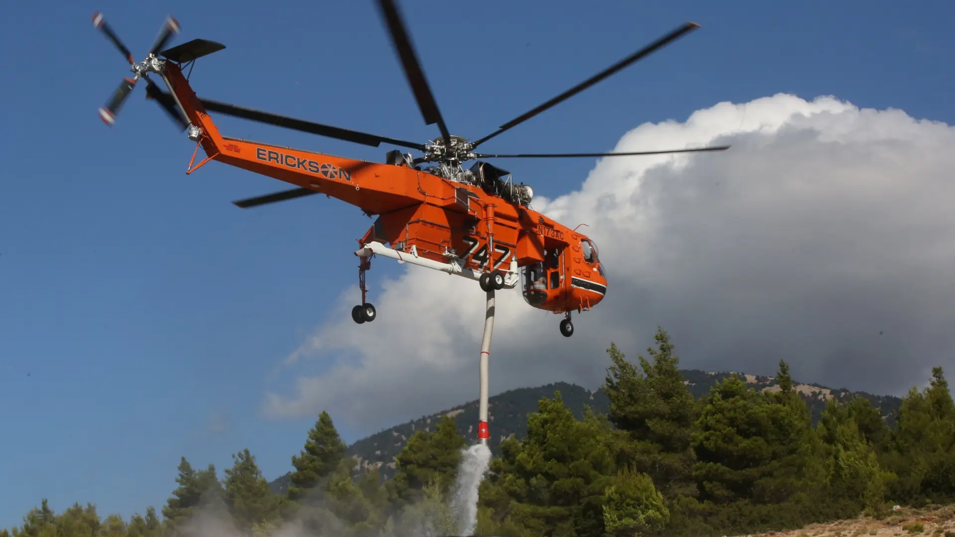 Dos helicópteros que trabajaban intentando apagar un incendio en Atenas colisionan en el aire