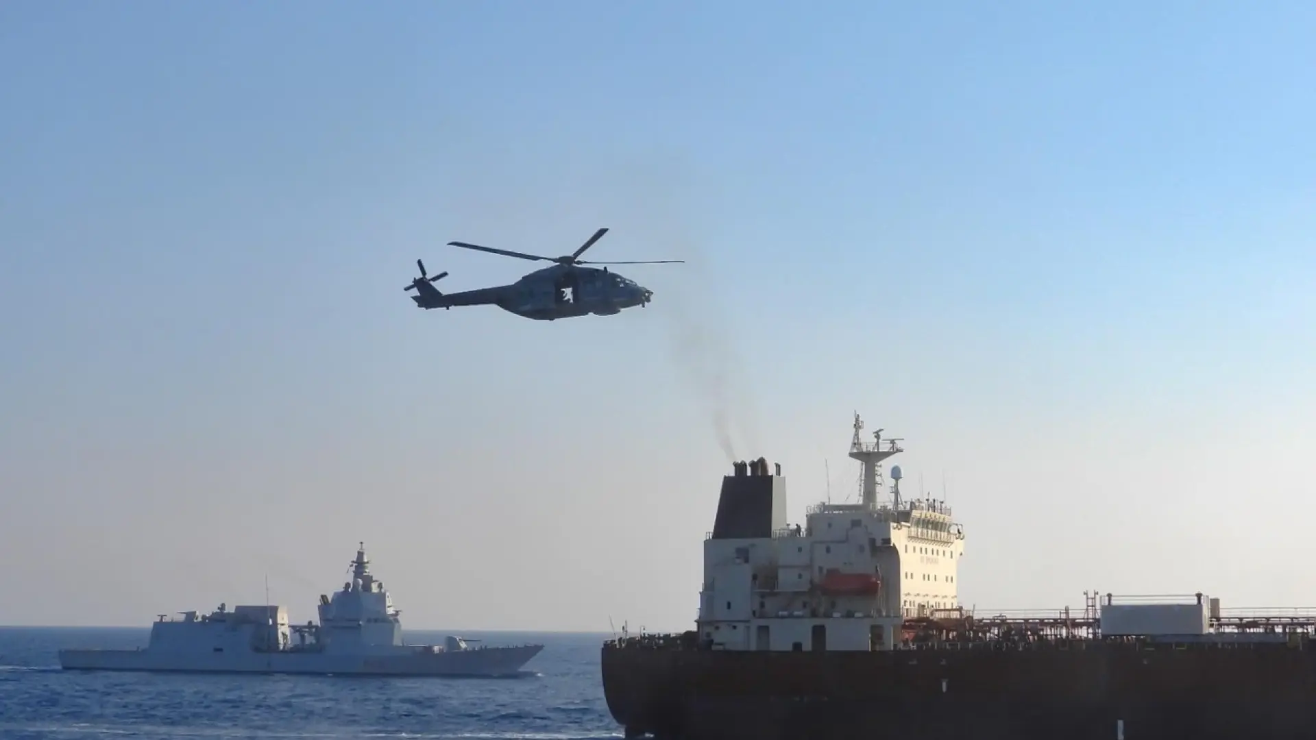 Una fragata italiana aborda un presunto petrolero de la 'flota fantasma' rusa en el Mediterráneo