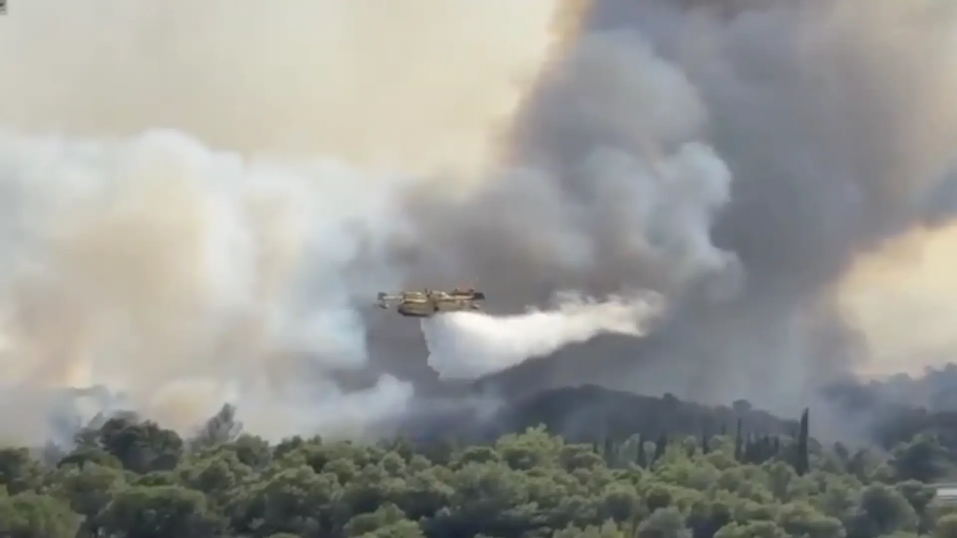 Un coche en llamas provoca un incendio forestal y obliga a evacuar a un centenar de personas en el sur de Francia