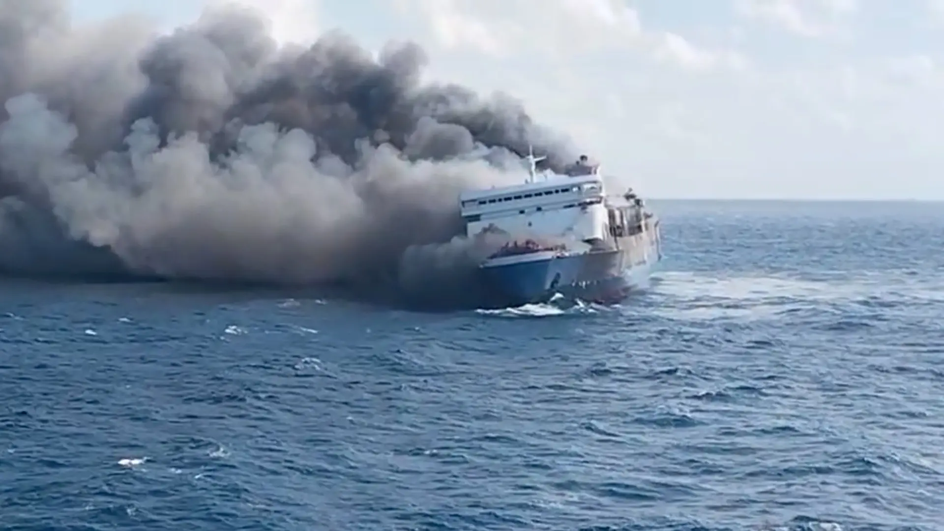 Un grave incendio en un ferry deja al menos cinco muertos y 41 desaparecidos en Indonesia