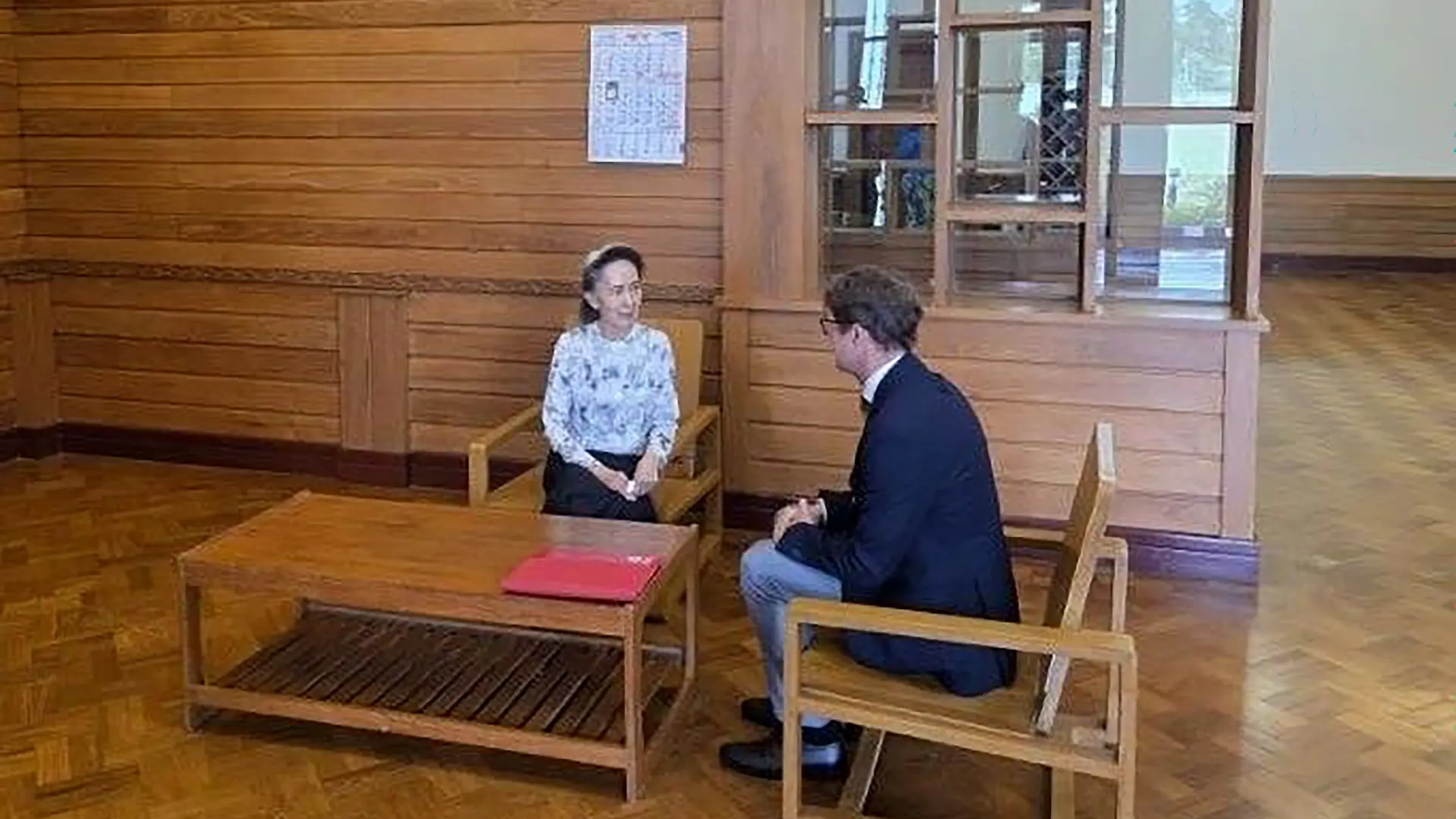 Aung San Suu Kyi se reúne con el jefe de la Cruz Roja en Birmania en medio de las dudas sobre su estado