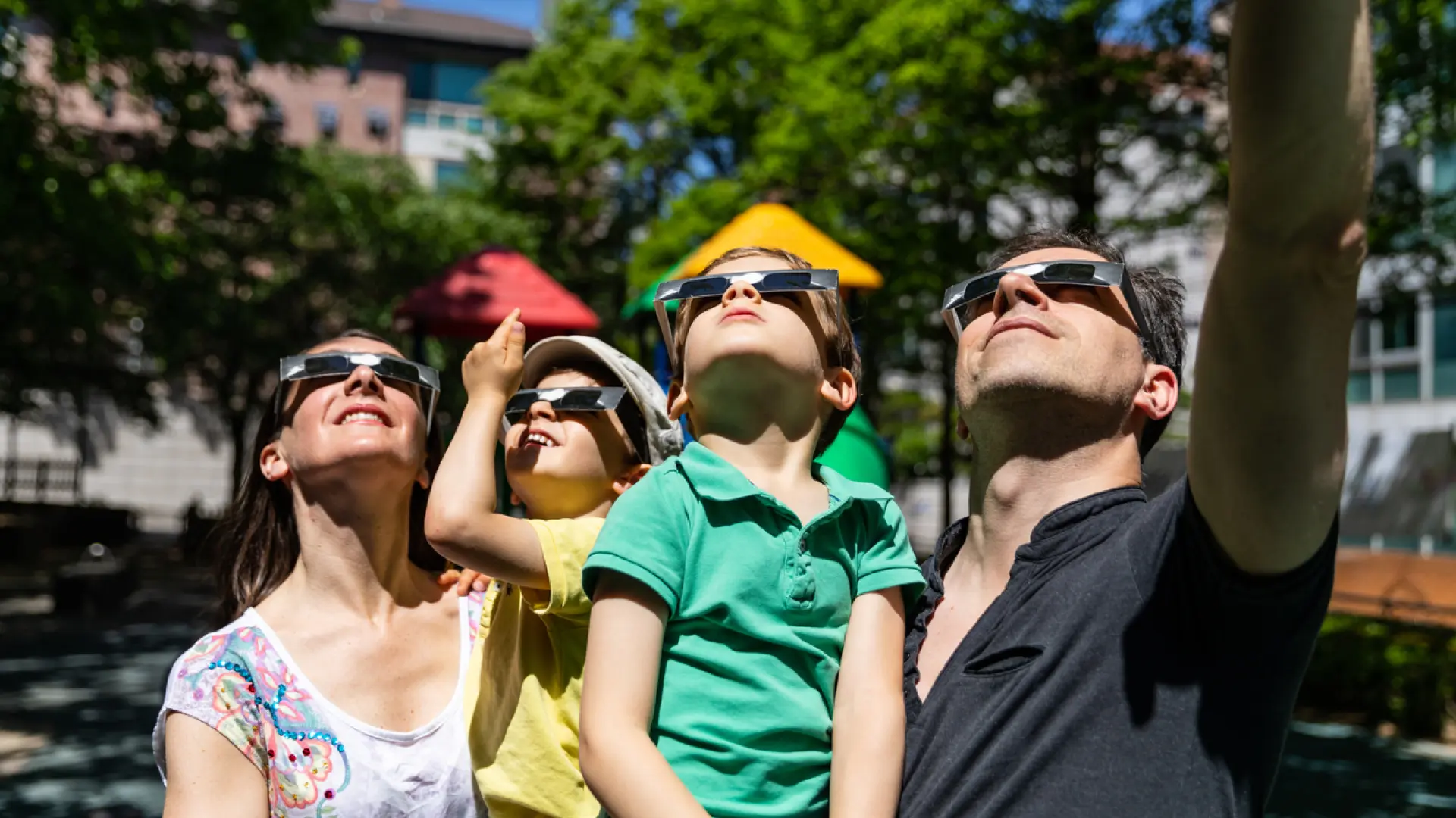 El consejo de los pediatras para proteger la vista de los niños durante el eclipse solar