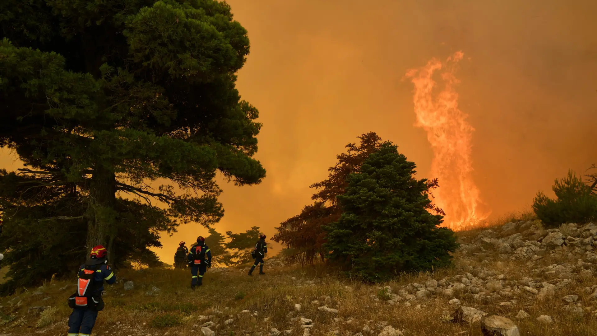 El incendio de Ática sigue propagándose hacia Atenas y provoca nuevos desalojos, mientras remiten los demás frentes