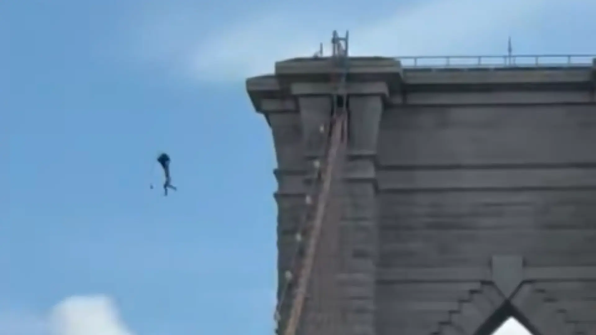 Un hombre escala el puente de Brooklyn, se lanza desnudo al río y sobrevive: está acusado de varios delitos