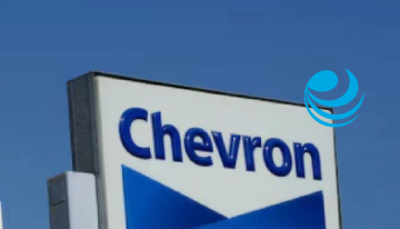 Trump exige a las petroleras que bajen los precios de la gasolina y regaña al CEO de Chevron