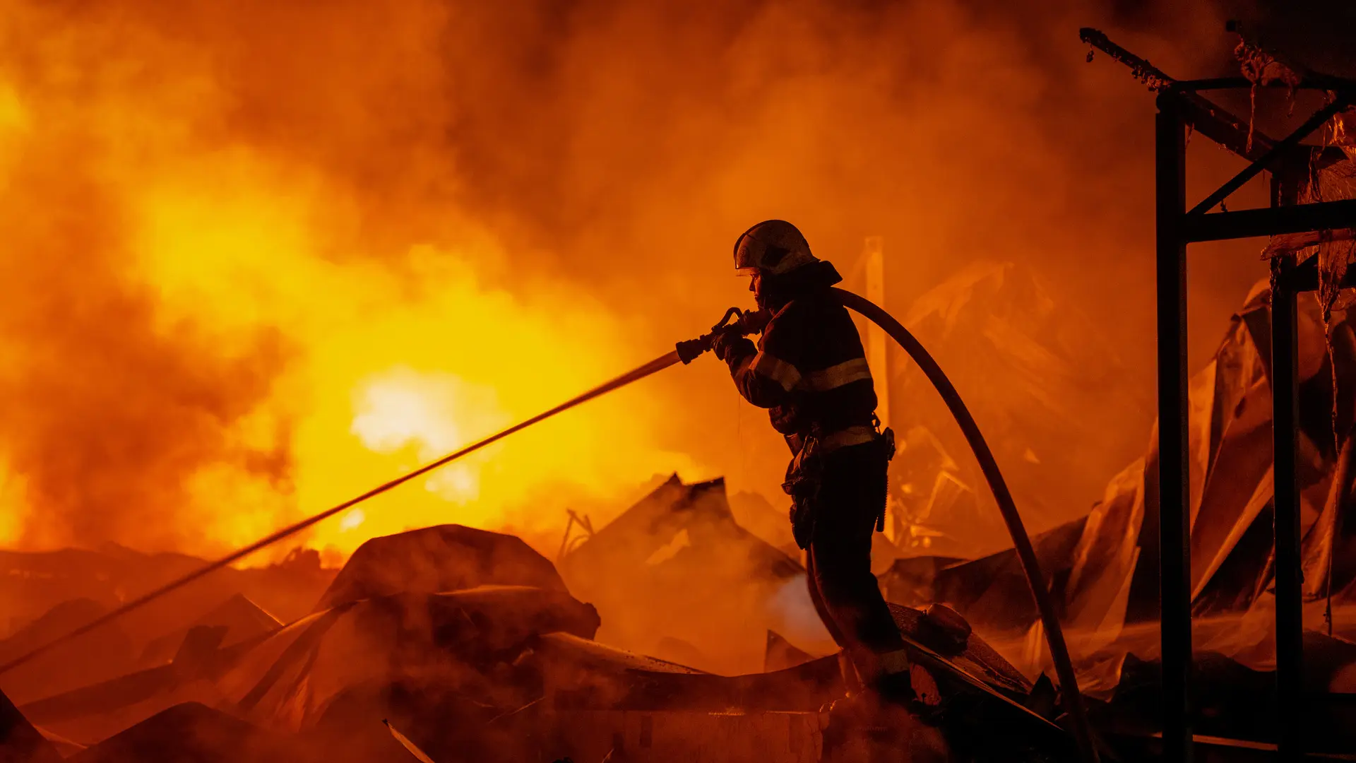 Al menos 17 muertos y 44 heridos en bombardeos rusos contra la ciudad y la región ucraniana de Kiev