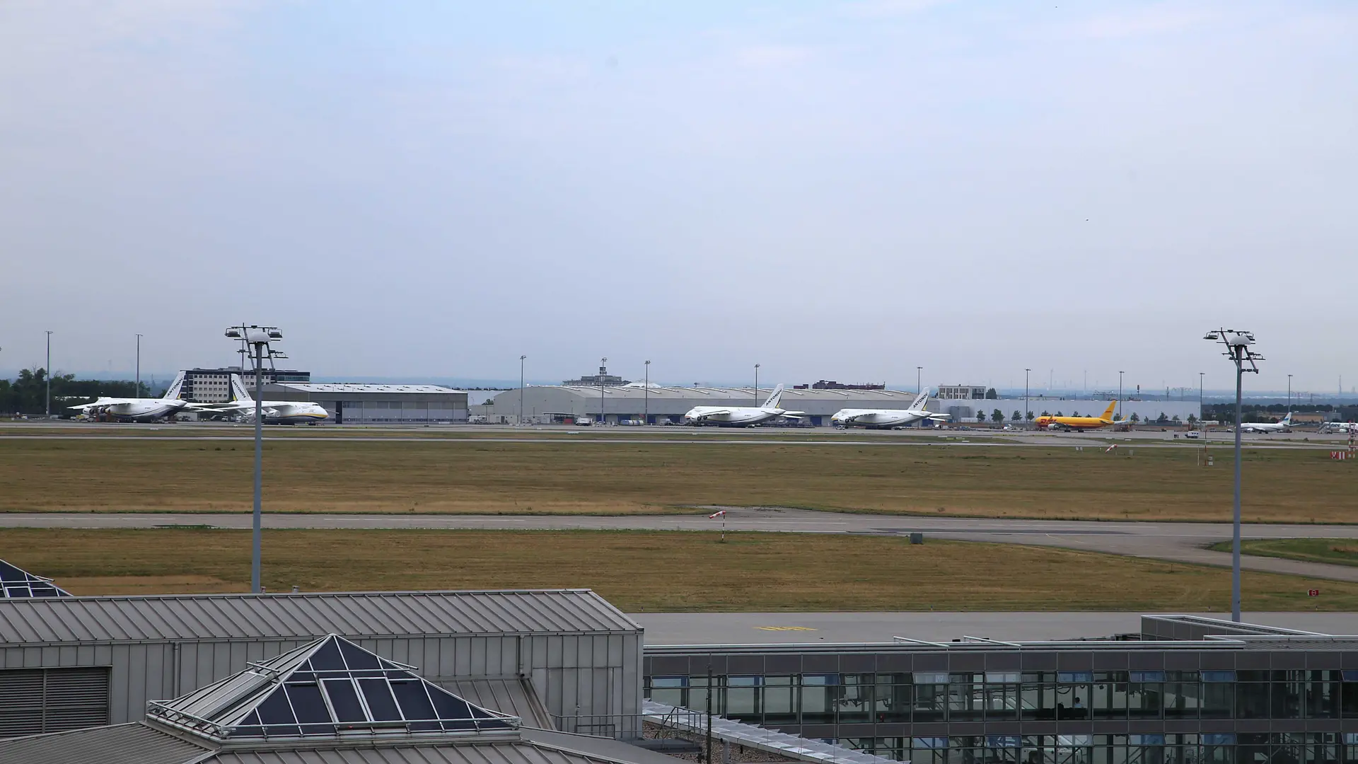 Alemania denuncia la presencia de un dron de origen desconocido en el aeropuerto de Leipzig: un avión «colisionó con algo»