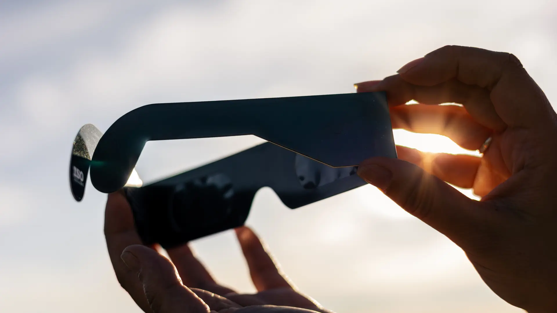 Qué puede ocurrir si miras al eclipse sin las gafas adecuadas: la radiación daña la retina y provoca la degeneración macular y 'ojo del surfista'