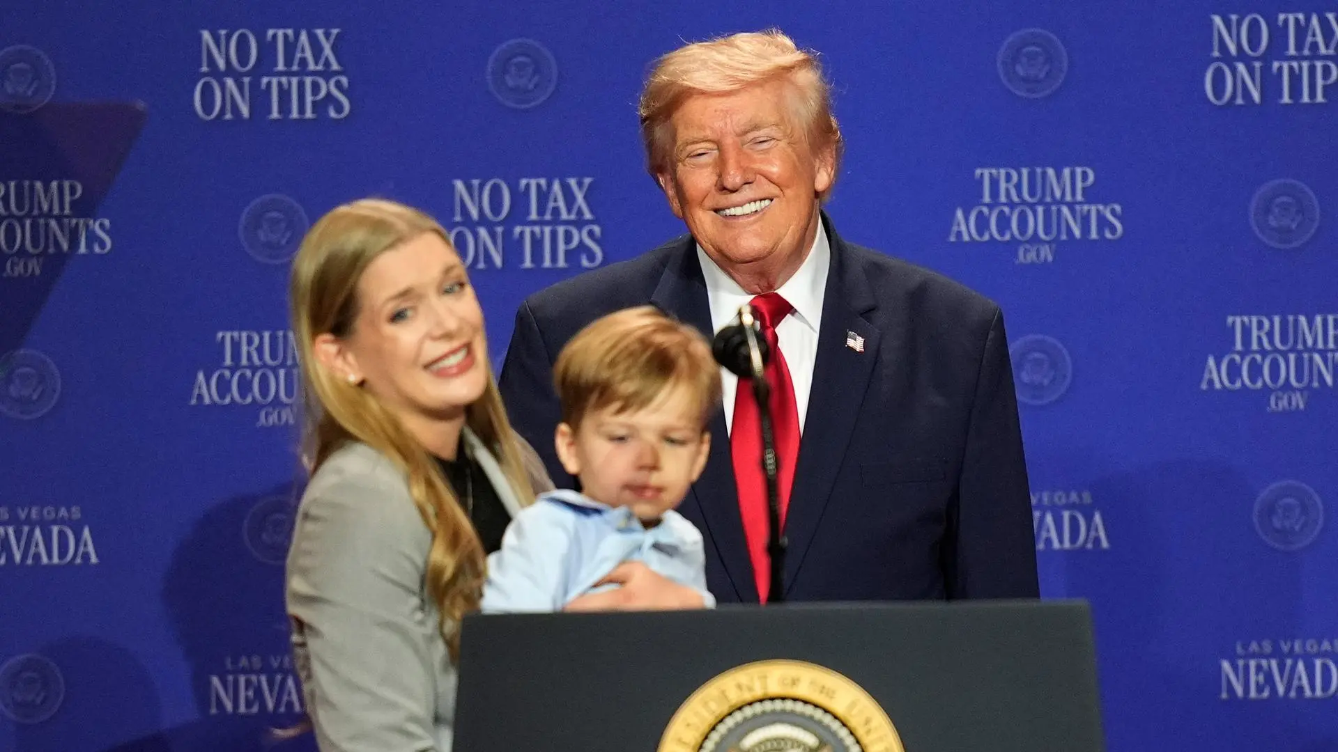 Trump sale corriendo para evitar que un niño caiga del escenario: «No quiero que le pase como a Biden»