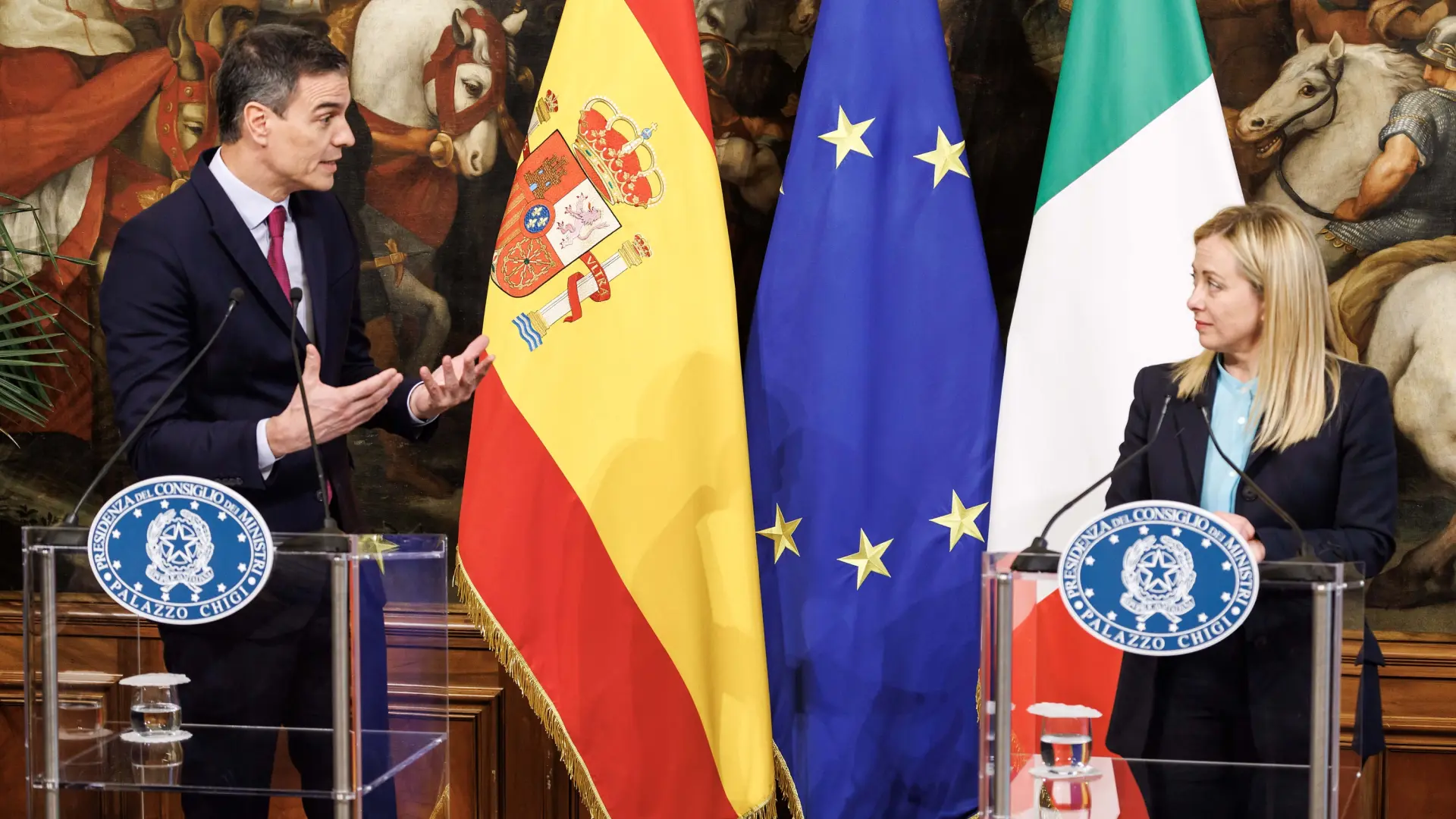Italia mantendrá sus controles «al menos» esta semana y reclama a España que «asuma sus responsabilidades» tras la regularización