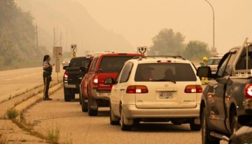 Canadá declara estado de emergencia por voraz incendio; hay más de 20 mil evacuados