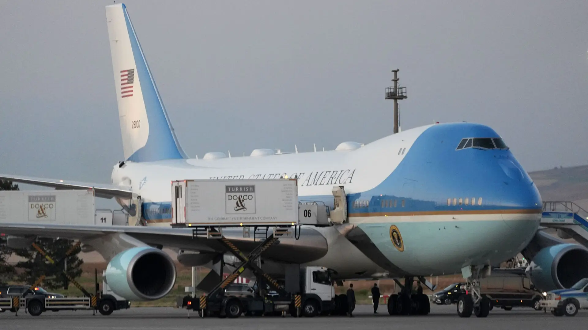 Trump viajó desde Turquía oculto en un carro de catering ante la amenaza de Irán