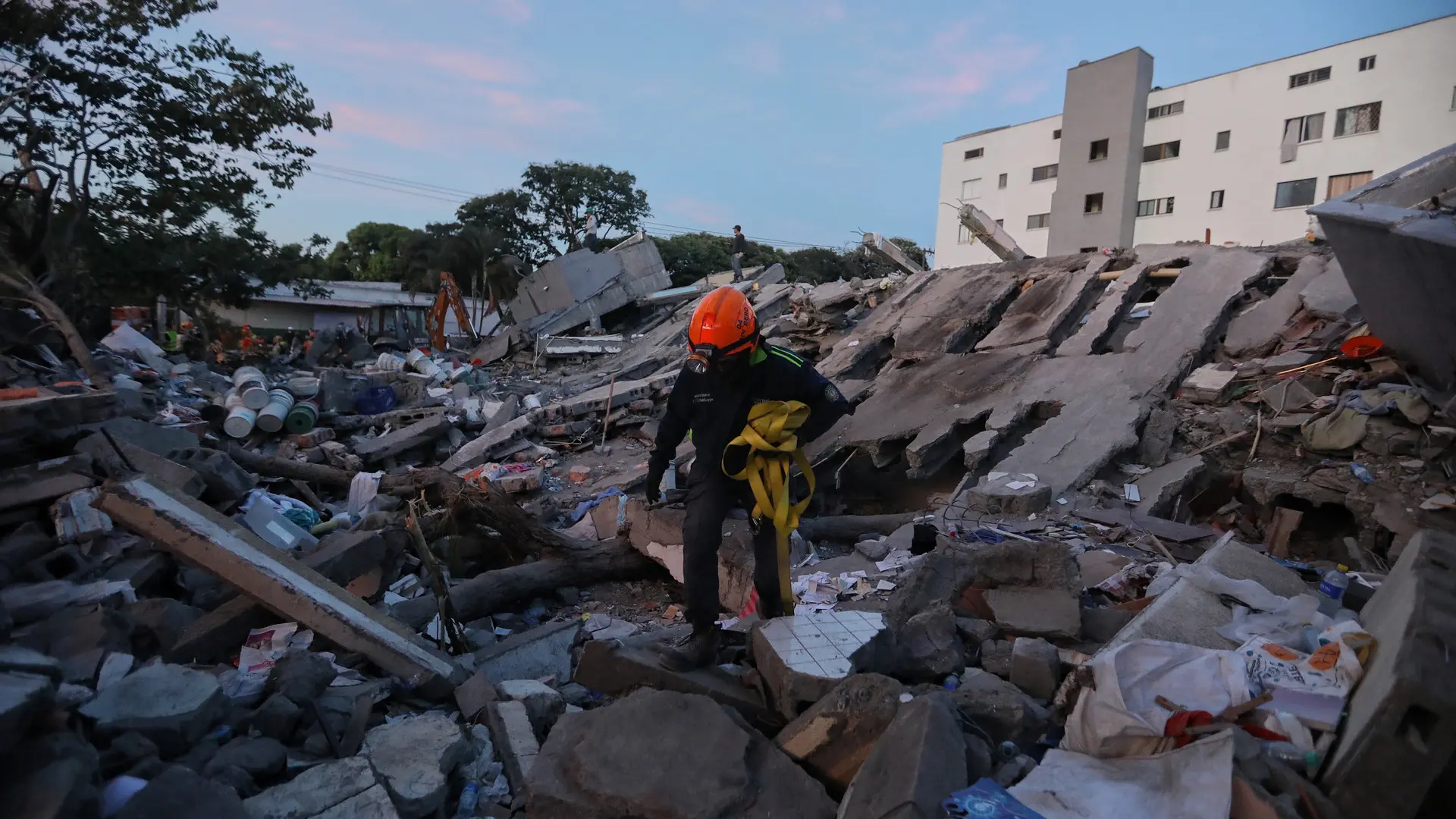 Colombia afronta el primer día de búsqueda contra reloj de desaparecidos tras el terremoto que deja 224 muertos y 900 heridos
