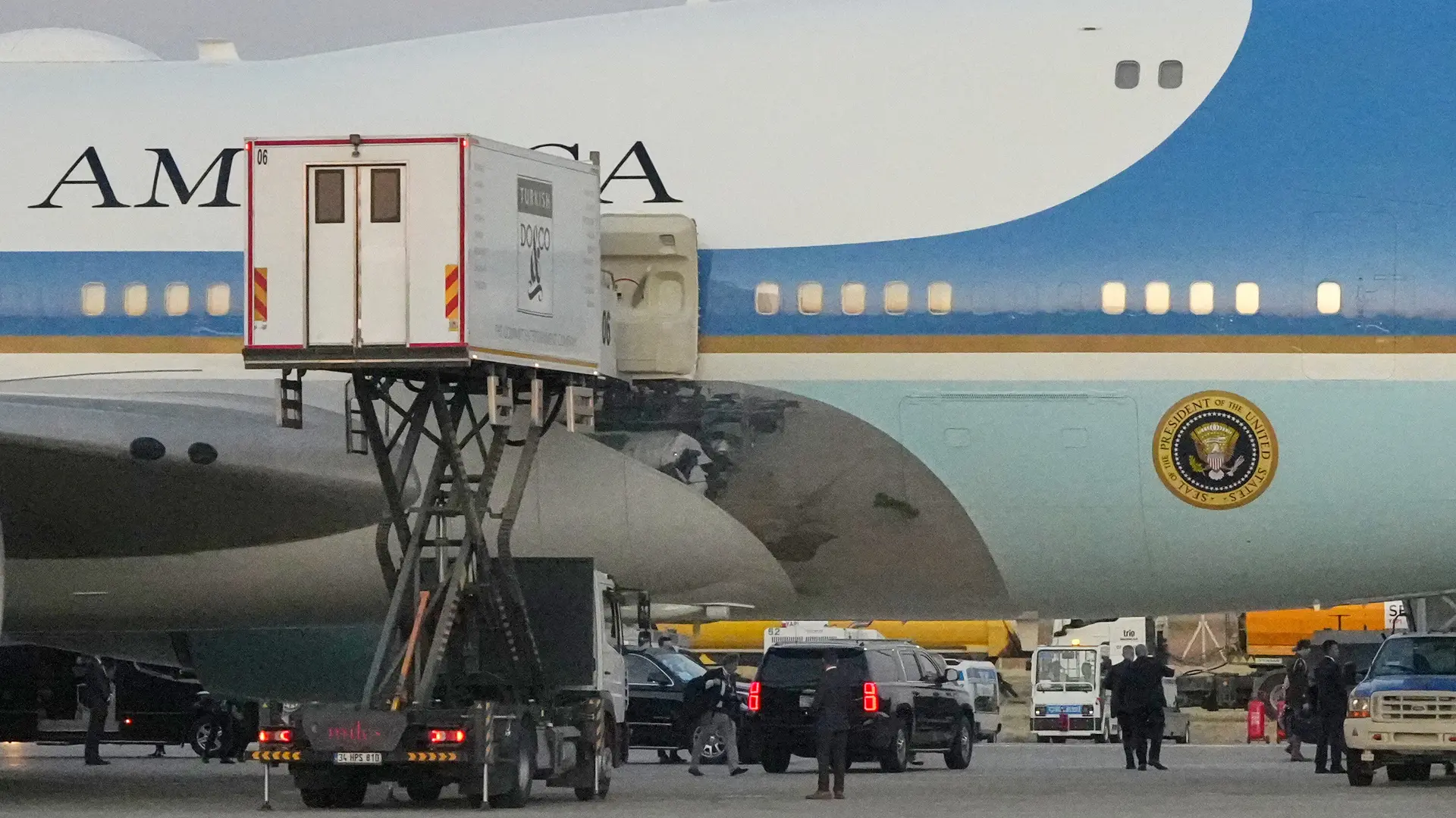 Tres aviones, un engaño y un presidente dentro de un contenedor de catering: así fue la operación secreta de Trump en Turquía
