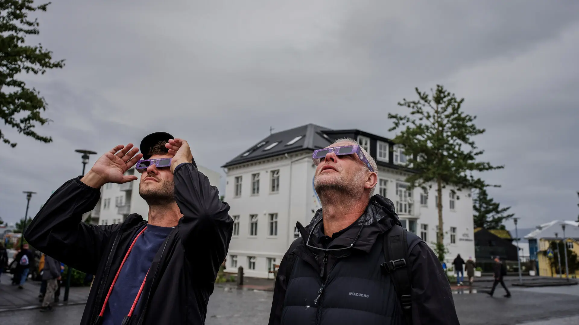 El eclipse total arranca: el Mar de Bering es el primer punto del planeta en recibirlo