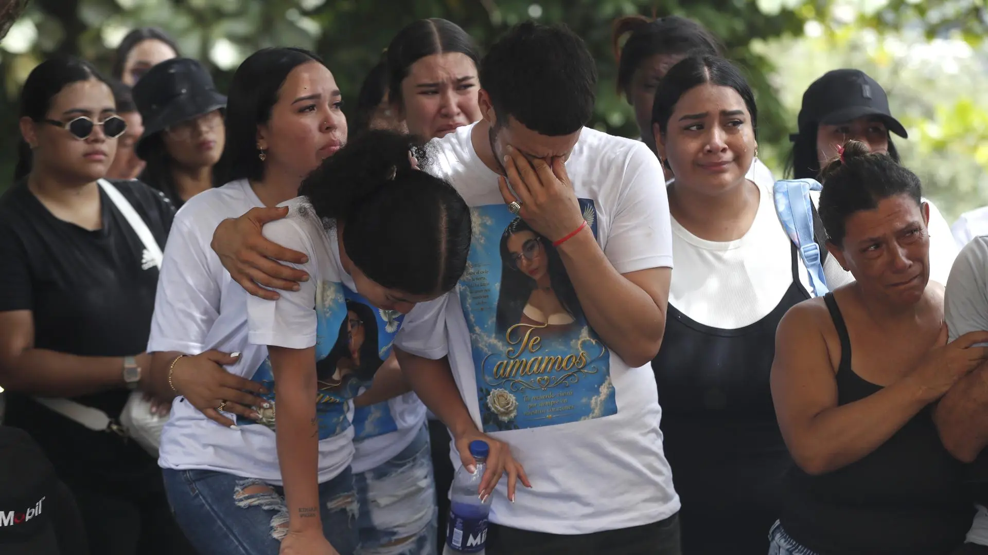El último abrazo a Yenci, la joven que murió protegiendo a sus hijos durante el terremoto que azotó Colombia