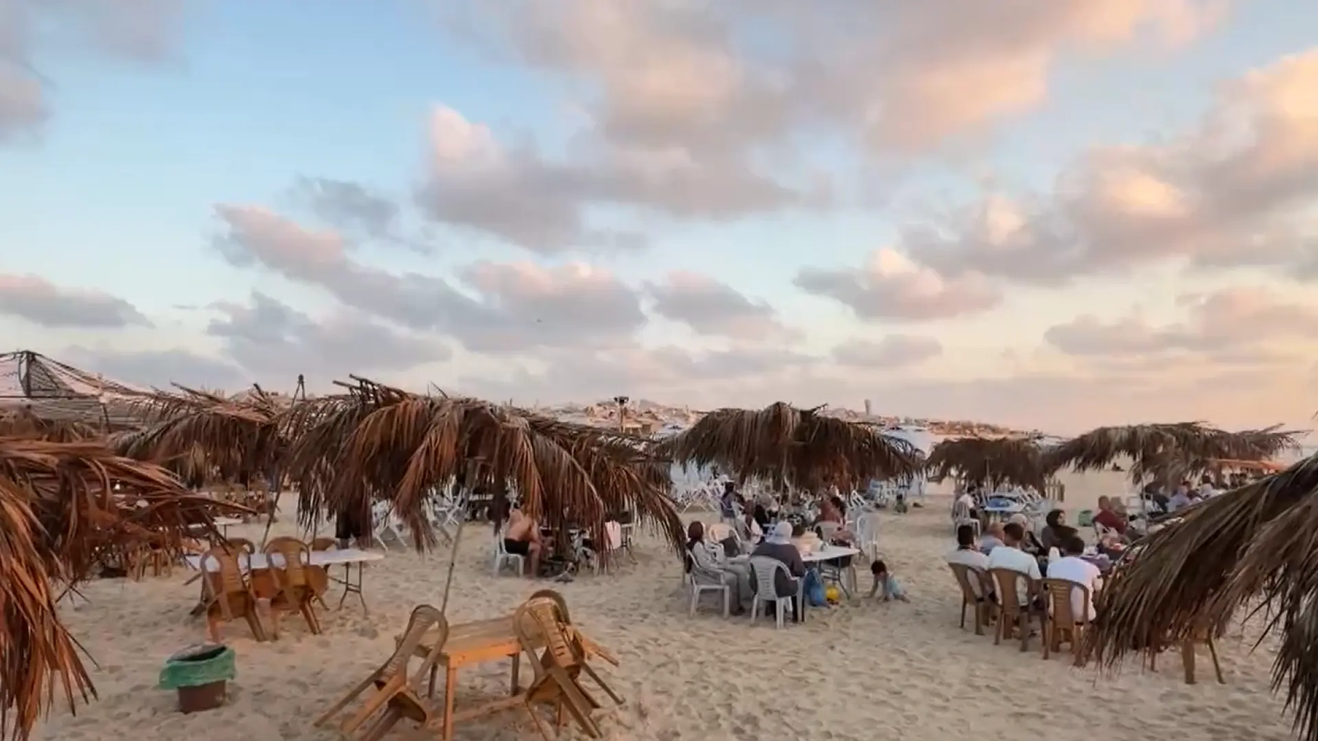 Una periodista de Gaza abre un club de playa en la Franja con mobiliario rehabilitado: «Todo lo que nos rodea es un trauma»