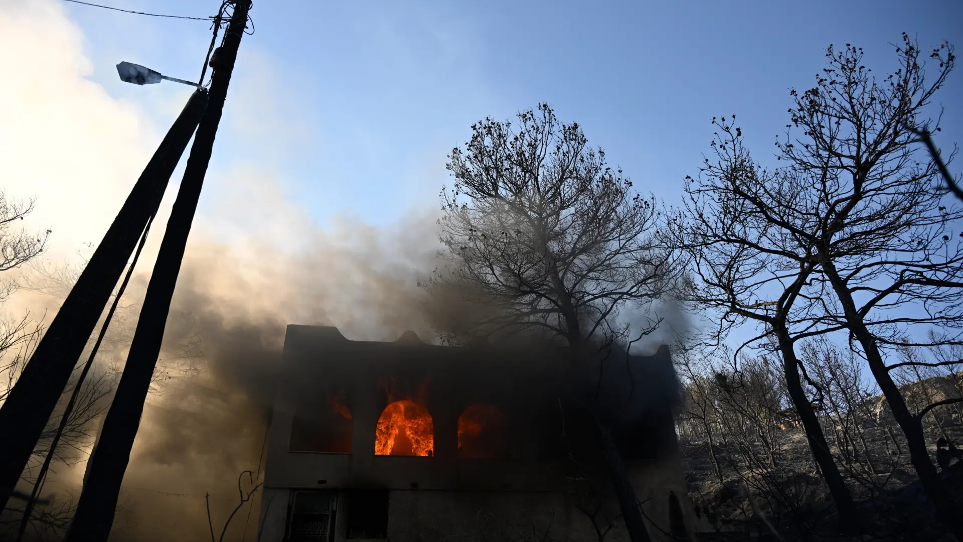 El gran incendio declarado en la isla griega de Salamina deja ya dos muertos y nueve heridos por quemaduras