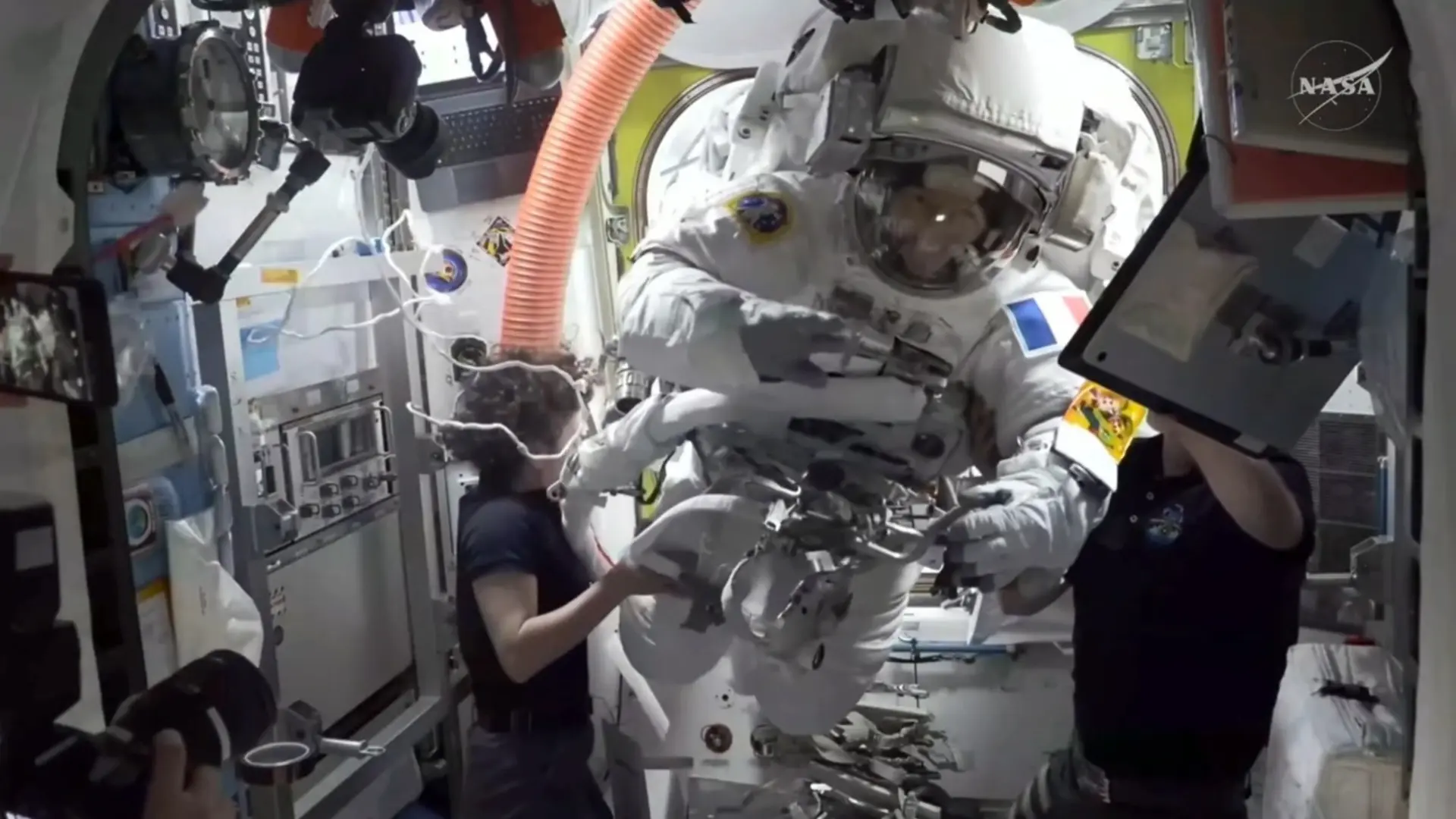 La astronauta francesa Sophie Adenot concluye con éxito su primera caminata espacial