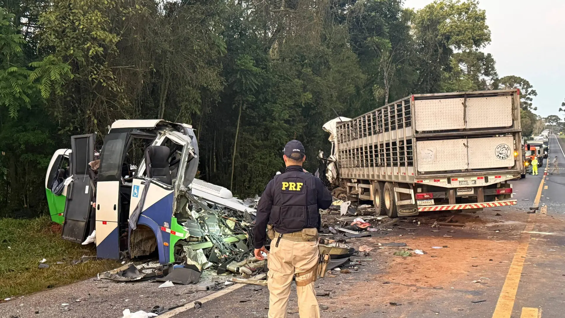 Al menos 23 muertos y cinco heridos tras el choque de un autobús y un camión en Brasil