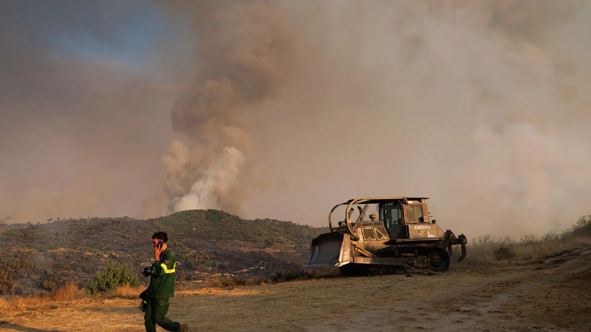 Tres bomberos con heridas graves y viviendas evacuadas en Portugal por los incendios