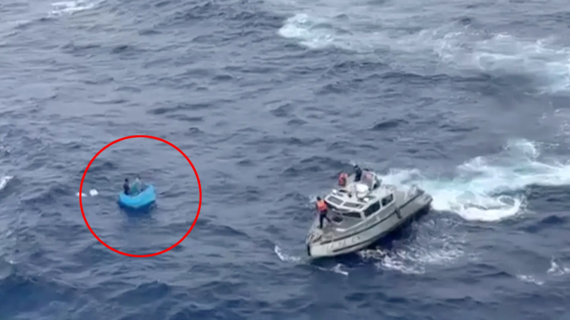 Dos pescadores son rescatados en México tras pasar 5 días en altamar sobre una nevera, sin alimento ni agua potable