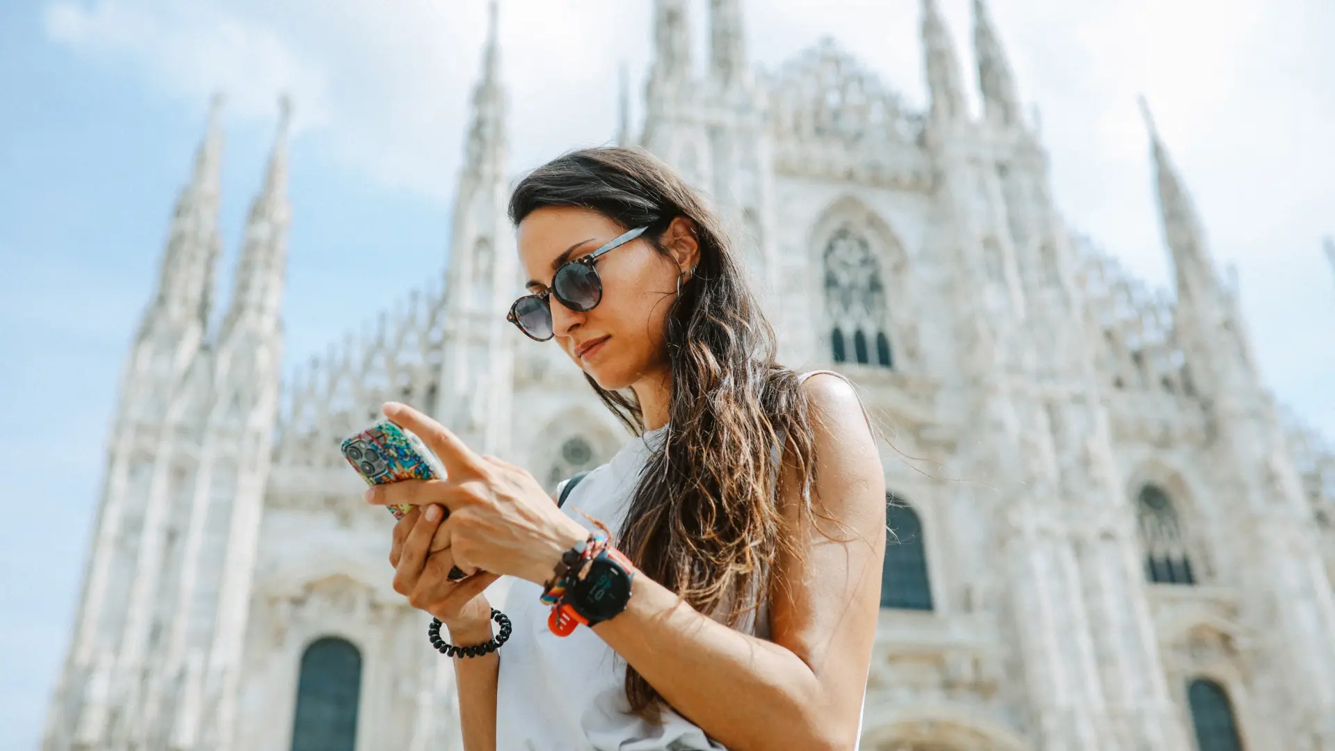 Italia planea introducir multas a peatones que crucen la calle mirando el teléfono móvil
