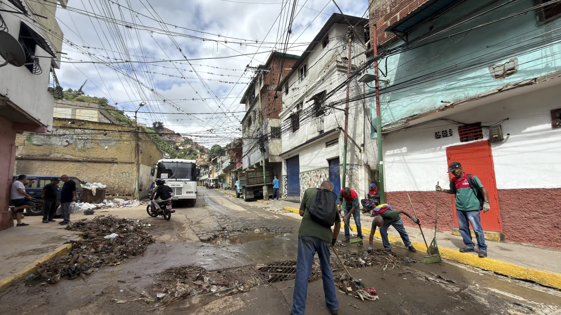 Al menos un muerto, cinco desaparecidos y más de 150 viviendas afectadas por lluvias en Venezuela dos meses después del terremoto