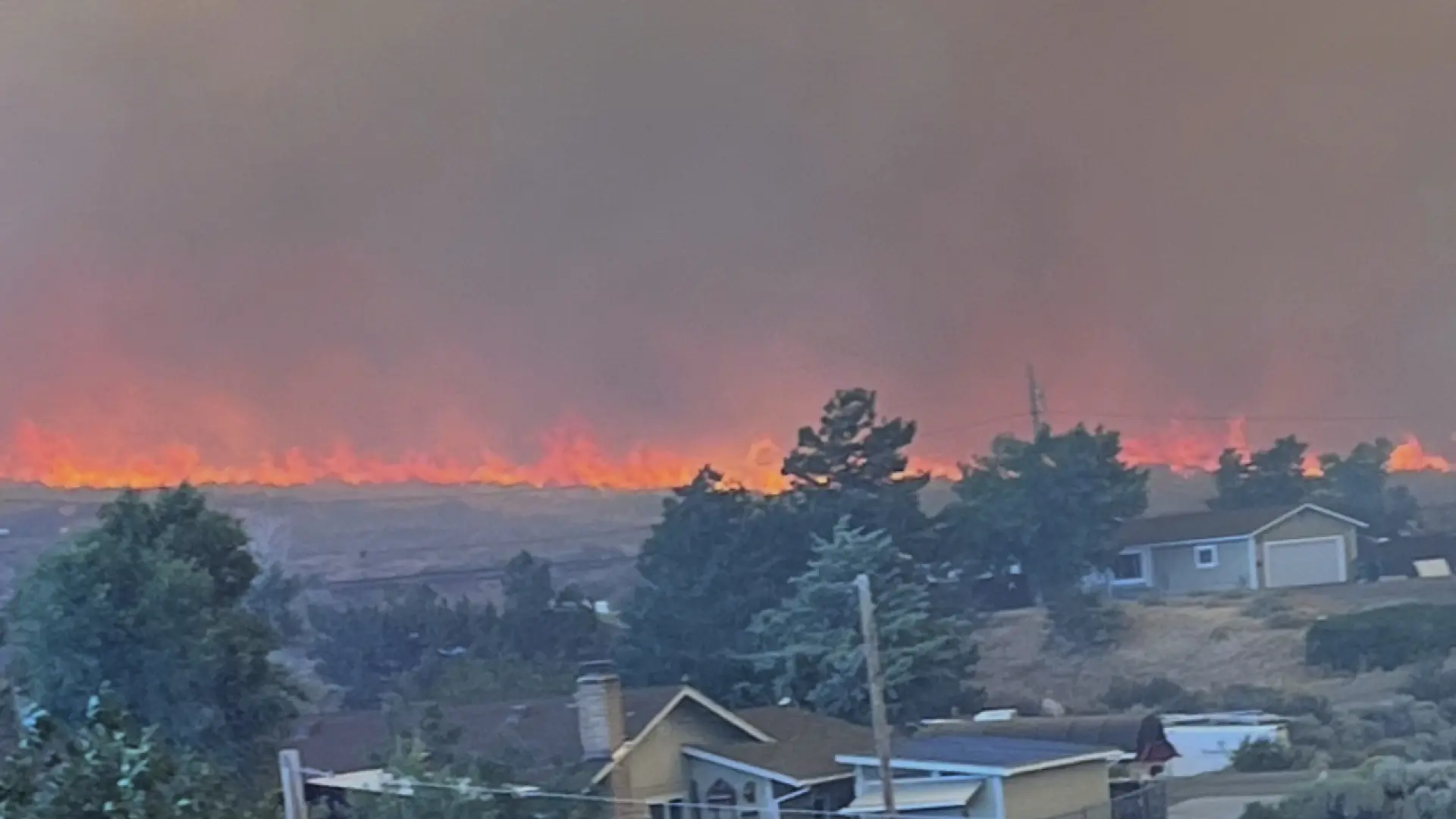 Un incendio fuera de control obliga a evacuar a miles de personas en el oeste de EEUU