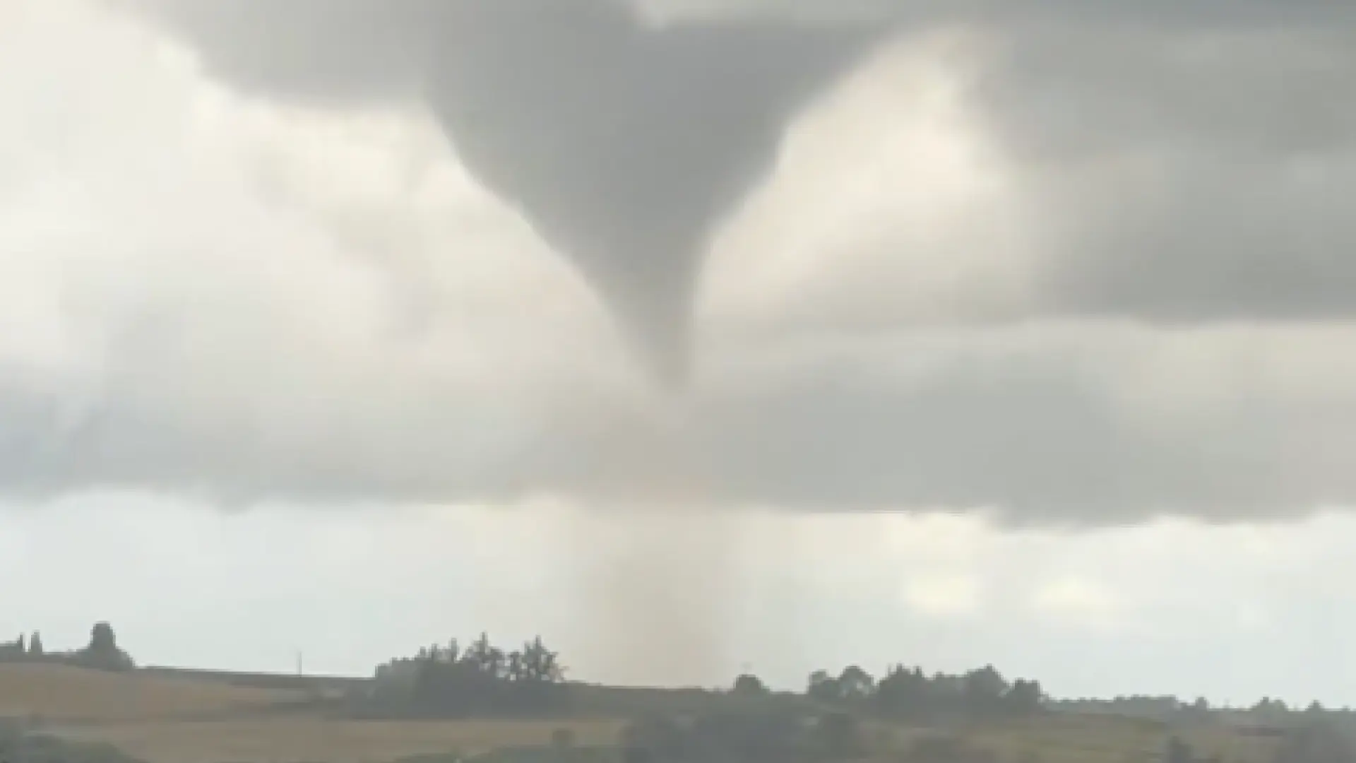 Un tornado causa daños y heridos en el sur de Francia, azotada por un frente de tormentas