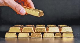 El oro cambia de tendencia y cae 3% tras discurso de Kevin Warsh en Jackson Hole