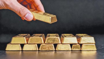 El oro cambia de tendencia y cae 3% tras discurso de Kevin Warsh en Jackson Hole