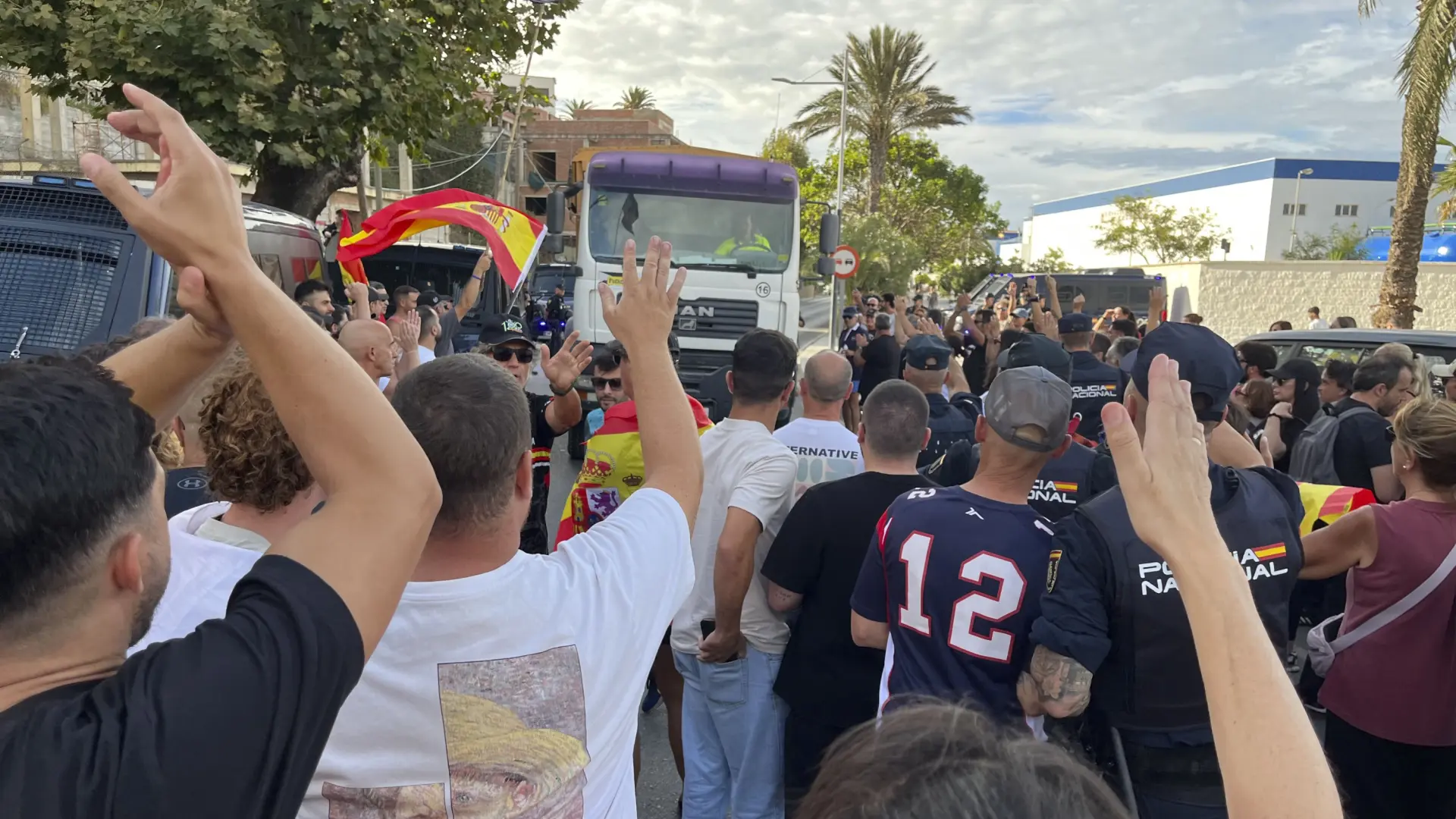 La tercera jornada de protestas en Ceuta deriva en cargas, incendios y el bloqueo de ayuda de Cruz Roja