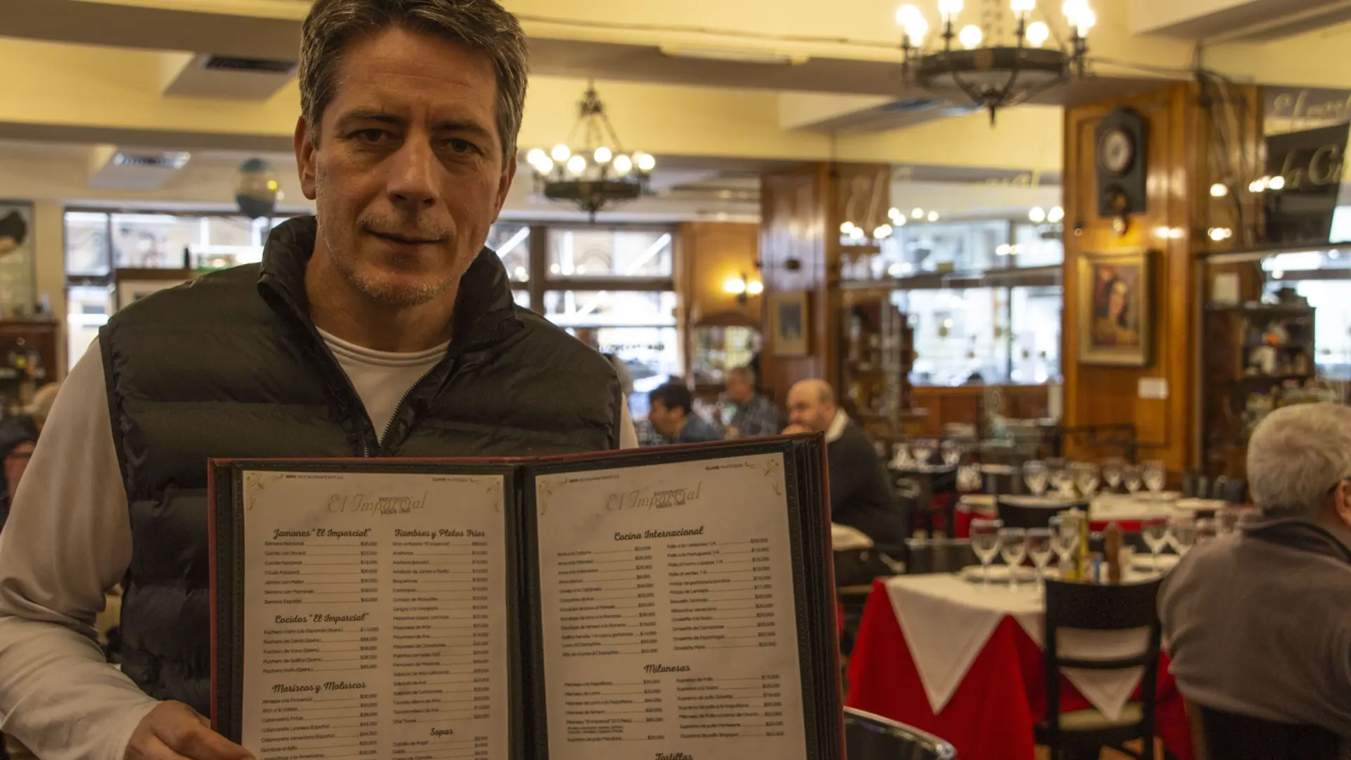 La historia de 'El Imparcial', el restaurante español de Buenos Aires en el que está prohibido hablar de política y de religión