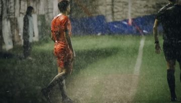 Video: jugaron bajo un diluvio en la Primera C, el árbitro no lo suspendió y terminaron empapados en una cancha imposible