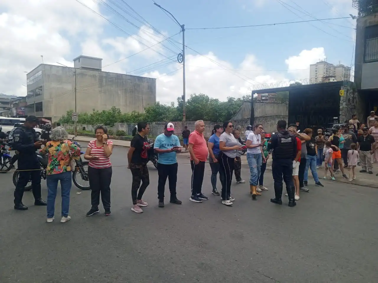 Habitantes en Los Teques protestan para exigir restitución de servicios de agua y luz este #22Ago
