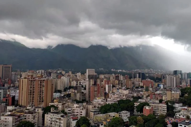Inameh prevé nubosidad y lluvias dispersas por el paso de la Onda Tropical 44 este sábado