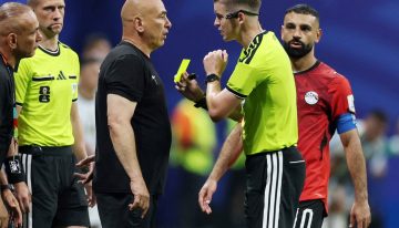 Escándalo con el técnico de Egipto que enfrentó a la Argentina en el Mundial: terminó desmayado mientras se peleaban sus dos esposas