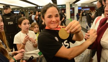 Una multitud recibió a Las Leonas en Ezeiza tras la histórica conquista del Mundial: la Copa ya está en casa