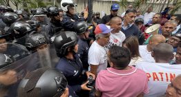 Coalición Sindical se planta frente al Hotel Meliá y reclama espacio en el diálogo político (VIDEOS)